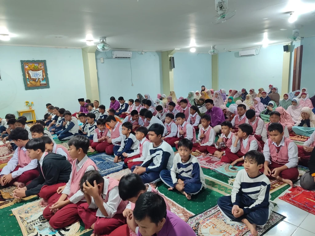 MI Tawakkal Denpasar Laksanakan Sholat Dzuhur Berjamaah Secara Istiqamah